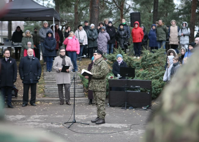 На Судрабкалниньше, на пересечении улицы Слокас и проспекта Курземес прошло мероприятие с участием духового оркестра штаба НВС, хора девочек Рижского Домского собора "Тиара", представителей студенческого пехотного батальона Земессардзе и представителей самоуправления.