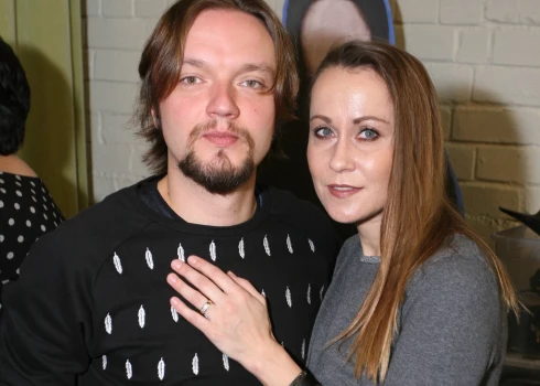 "Tie bija jau kādi divi gadi, kad es nedzīvoju kopā ar Ilzi, kad mēs realitātē ar Rēziju sākām satikties," stāsta Ainārs Rubiķis.