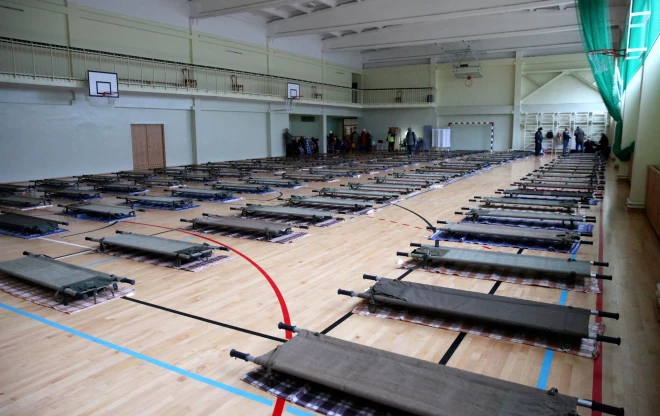 Līdzīgi kā dziesmu svētkos daļu bēgļu izmitinātu skolās.