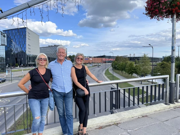 Viktors Zemgals ar sievu Ditu Zemgalu pie labā sāna un kolēģi Beāti Melderi pie kreisā – kopīga izbrauciena laikā Lietuvā.