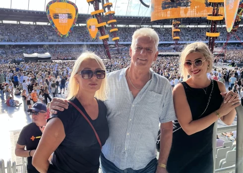 Viktors Zemgals ar sievu Ditu Zemgalu pie labā sāna un kolēģi Beāti Melderi pie kreisā – kopīga izbrauciena laikā Lietuvā.