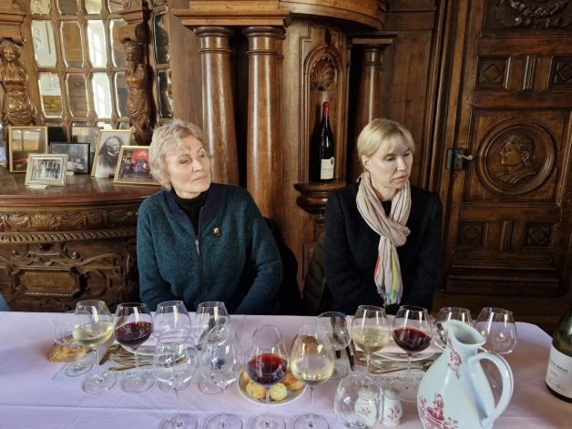 Ieturot maltīti ar vīna degustēšanu, abas dāmas Atim sēdēja pretī un iemūžinātas kopīgā fotogrāfijā.