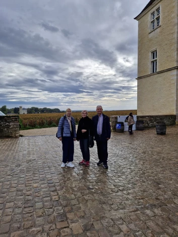 Atis Slakteris ar sievu Ingrīdu un savu kādreizējo padomnieci Ingūnu Gulbi Francijā.