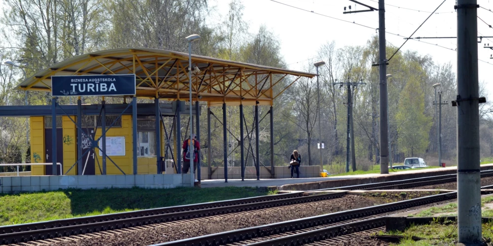 Līdz 2025.gada vidum LDz plāno minētajās 15 stacijās uz esošajām zemajām platformām izvietot koka konstrukciju 550 milimetru jeb 55 centimetru paaugstinājumus.