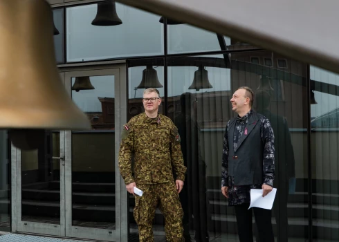 Rīgas mērs Vilnis Ķirsis un komponists Kristaps Krievkalns.