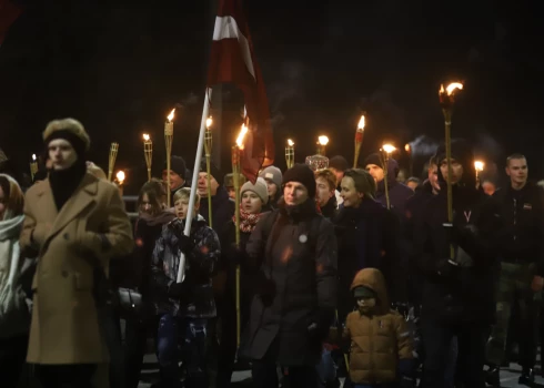 Lāpu gājiens "Brīvības cīnītāju gars cauri visiem laikiem".