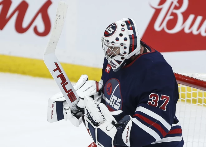 "Jets" vārtsargs Hellebaiks atzīts par NHL nedēļas spožāko zvaigzni – pārspēj Makkinonu un Lūkonenu