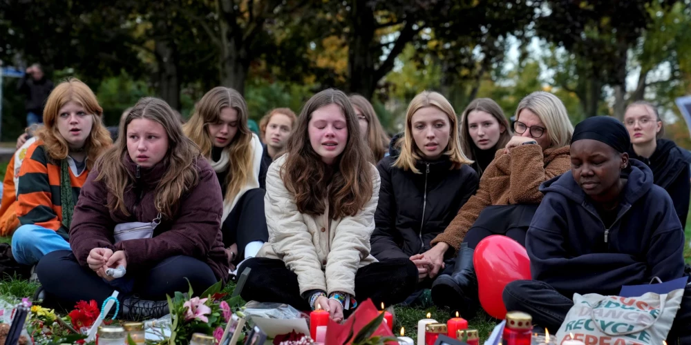 Dziedātāja fani sēro par mākslinieka nāvi.