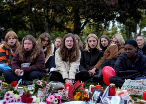 Dziedātāja fani sēro par mākslinieka nāvi.