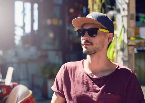 Pēdējā laikā arvien vairāk cilvēku dzīvo vieni. Bieži uzdots jautājums ir, vai vientuļnieki ir vairāk vai mazāk apmierināti ar savu dzīvi nekā cilvēki attiecībās.