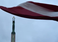 Pie Brīvības pieminekļa saullēktā notiek Latvijas rīta ieskandināšana.