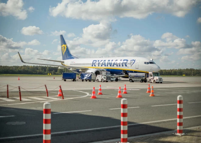 "Ryanair" pasažieris lidojuma laikā mirst, izraisot "haosu" pirms avārijas nosēšanās Stanstedā