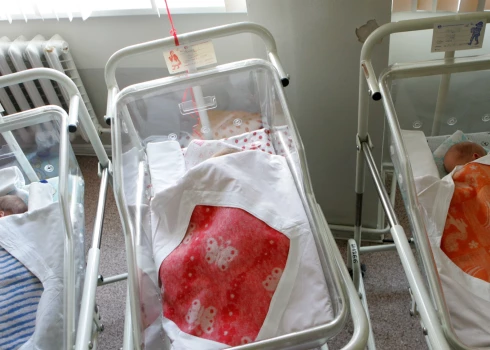 Latvijā reģistrēto jaundzimušo skaits deviņos mēnešos sarucis par 12,7%.