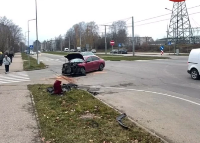 ВИДЕО: серьезное ДТП в Даугавпилсе; в одной из машин находился ребенок