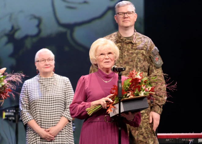 Rīgas pašvaldības skolu pedagogiem septiņās nominācijās tika pasniegta balva "Zelta pildspalva".