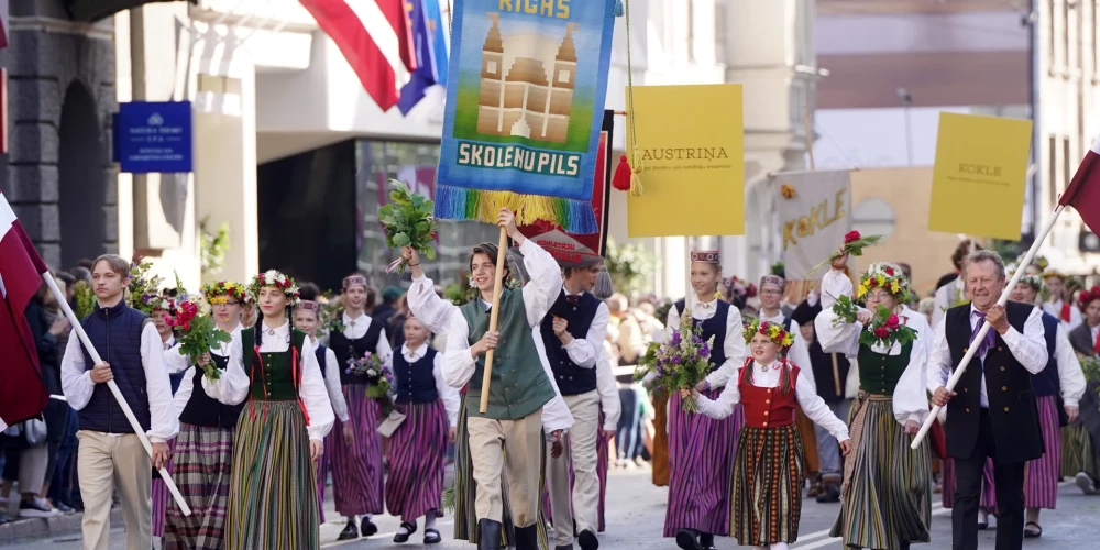 XXVII Vispārējo latviešu Dziesmu un XVII Deju svētku dalībnieku gājiens "Novadu dižošanās".