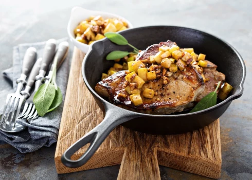 Cūkas plecs ar āboliem un sīpoliem