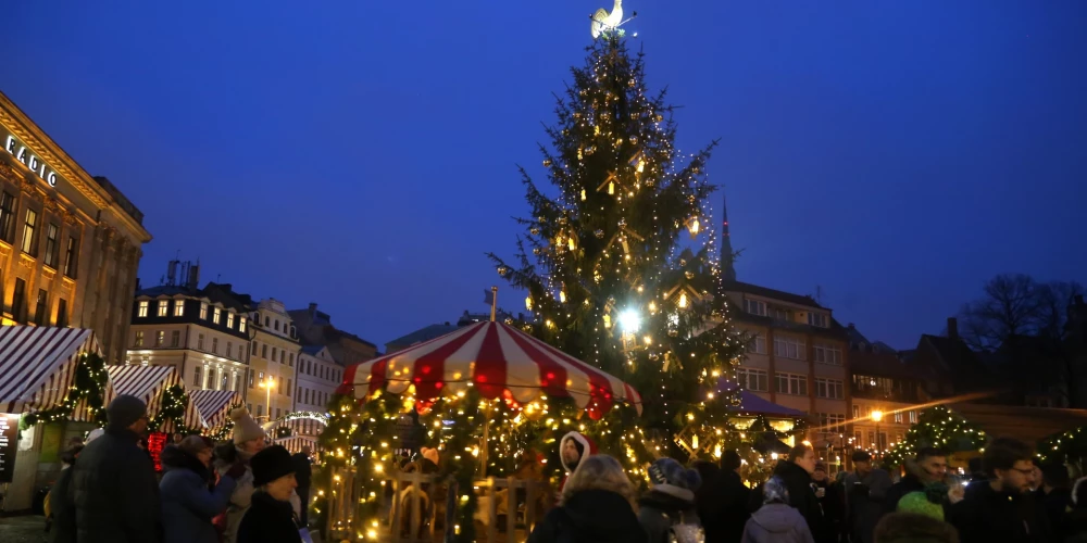 Ziemassvētku egle Doma laukumā pirms pandēmijas.