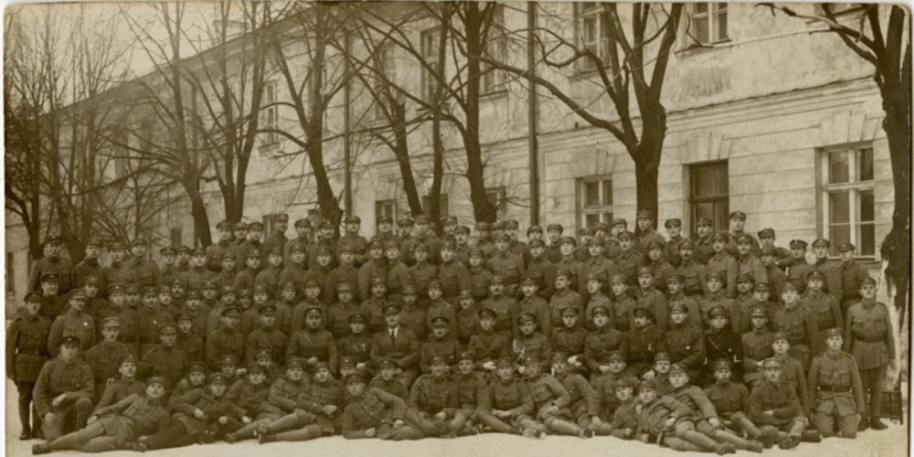 Robežsargu divīzijas instruktoru otrā izlaiduma audzēkņu kopbilde Rīgā (1921. gada 19. novembris).