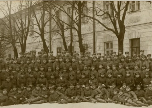 Robežsargu divīzijas instruktoru otrā izlaiduma audzēkņu kopbilde Rīgā (1921. gada 19. novembris).