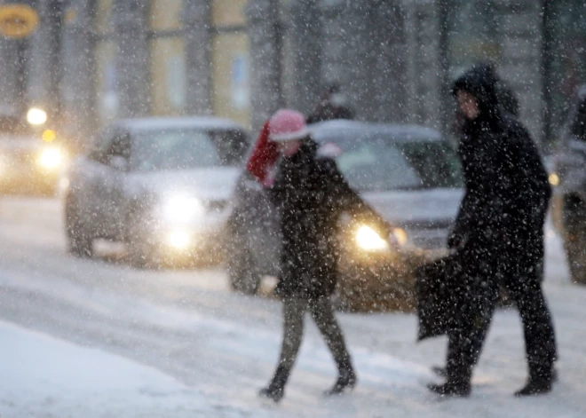 Ceturtdien vietām gaidāms sniegs; ceļi var kļūt slideni
