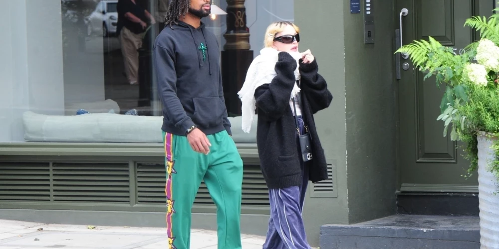 Madonna šķīrusies no 38 gadus jaunākā drauga Akīma Morisa. 