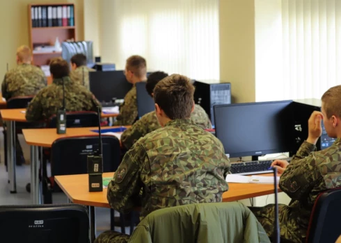 Piektā daļa valsts aizsardzības dienesta pirmā iesaukuma brīvprātīgo turpina sevis pilnveidošanu studējot.