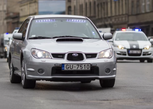 Rīgā trīs autovadītājiem par būtisku ātruma pārsniegšanu atņem tiesības. 