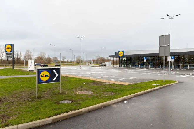 Рядом с магазином создана парковка на 119 мест, в том числе 4 для инвалидов и 2 для семей.