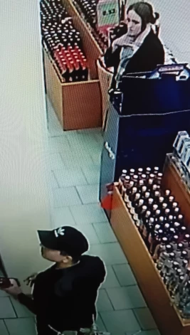 Valsts policija meklē attēlā redzamās personas.