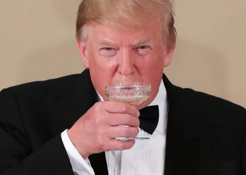 Tramps, kurš pats nelieto alkoholu, 2005. gadā izlaida savu degvīna zīmolu "Trump Vodka" (Trampa vodka).