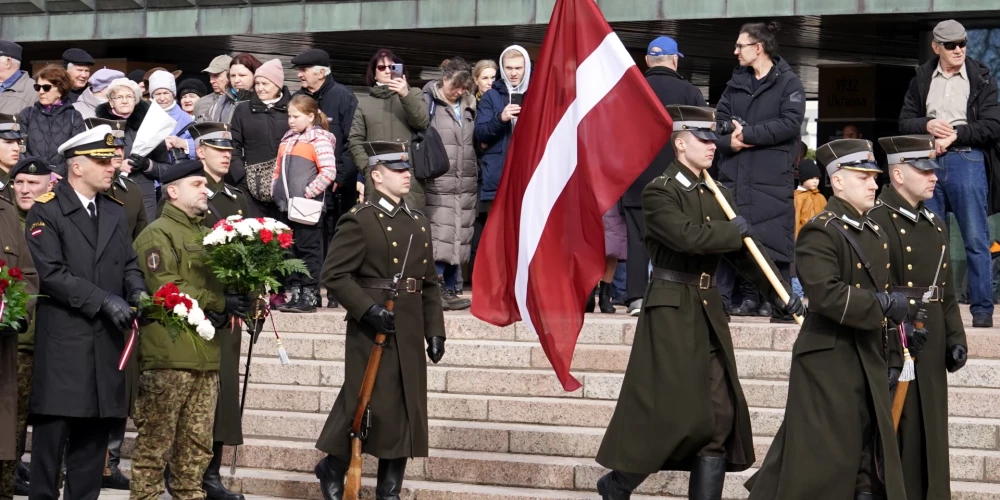 Ziedu nolikšanas ceremonija pie padomju okupācijas upuru piemiņas memoriāla "Vēstures taktīla" komunistiskā genocīda upuru piemiņas dienā.