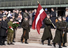 Ziedu nolikšanas ceremonija pie padomju okupācijas upuru piemiņas memoriāla "Vēstures taktīla" komunistiskā genocīda upuru piemiņas dienā.