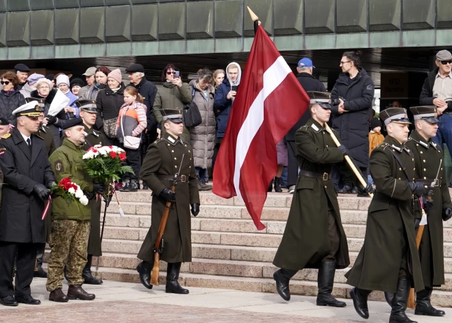 Latvijas sarkanbaltsarkanais varēja būt zaļizilizeltīts. Pārsteidzošā mūsu valsts karoga vēsture