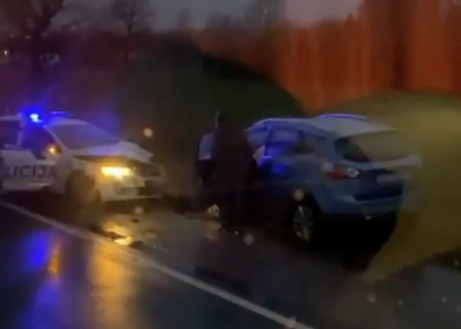 VIDEO: Grobiņas pagastā vieglais spēkrats saskrējies ar Valsts policijas auto; sadursmē cietuši likumsargi