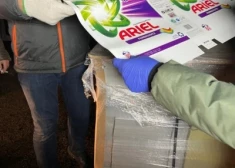 FOTO: Dārzciemā izņemts iespaidīgs daudzums ar viltotiem "Ariel" produktiem