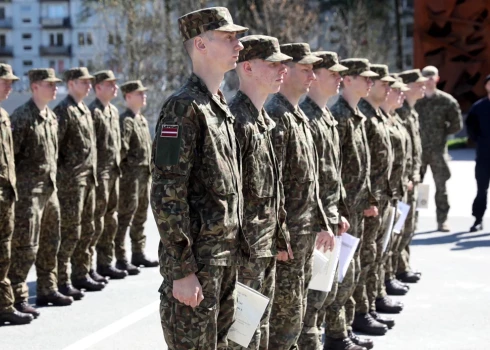 Saeima atbalsta iespēju brīvprātīgajiem VAD karavīriem finansēt studijas arī maģistra grāda iegūšanai. 