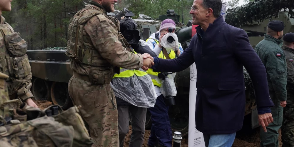 NATO ģenerālsekretārs Marks Rite vizītes laikā Ādažu militārajā bāzē.