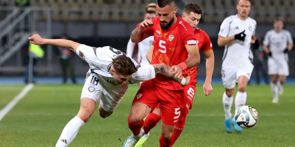 Dario Šits (pa kreisi) cīnās pret Ziemeļmaķedonijas spēlētāju