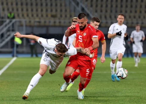 Dario Šits (pa kreisi) cīnās pret Ziemeļmaķedonijas spēlētāju