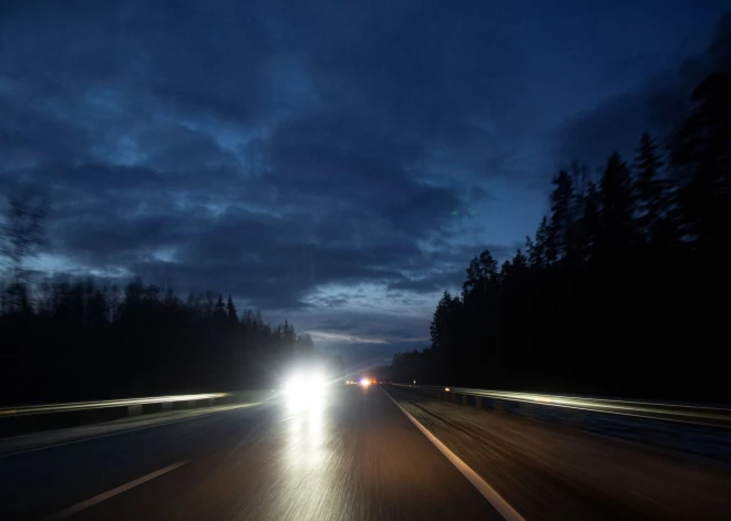 Uzmanību uz ceļiem teju visos Latvijas reģionos - šorīt daudzviet autoceļi apledo