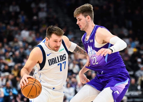 Luka Dončičs cenšas apspēlēt Kailu Filipovski.