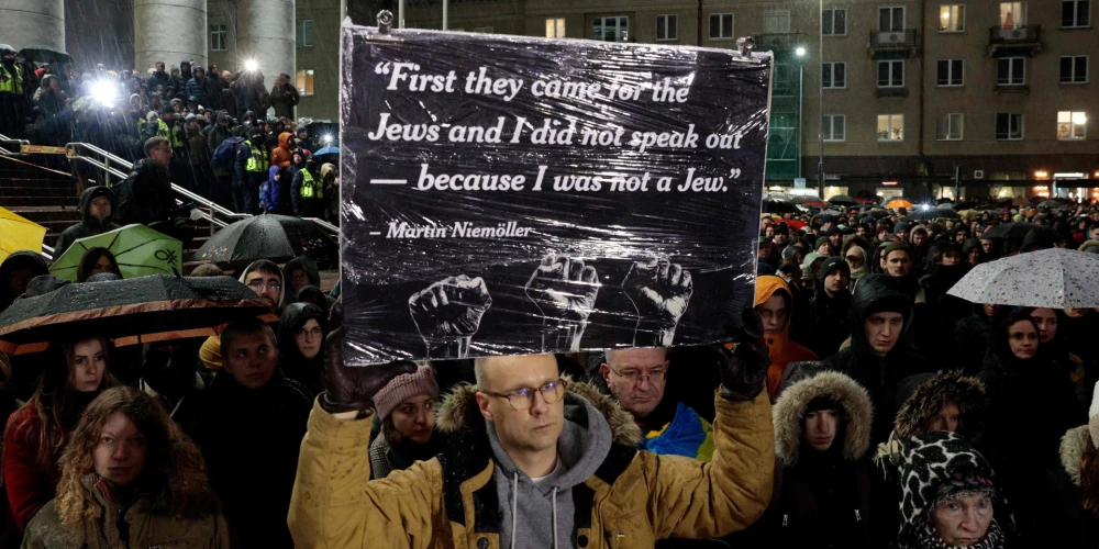 Vairāki tūkstoši pie Lietuvas Seima protestē pret "Nemunas rītausmas" iekļaušanu valdošajā koalīcijā.