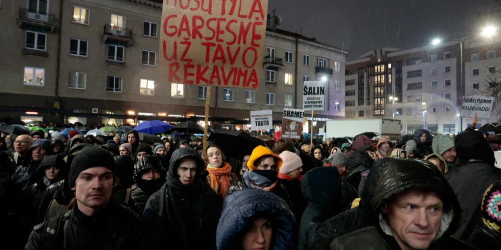 Vairāki tūkstoši pie Lietuvas Seima protestē pret "Nemunas rītausmas" iekļaušanu valdošajā koalīcijā.