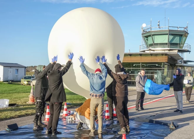 FOTO: kā Ventspils Augstskolas studenti gaisā palaida stratosfēras zondi