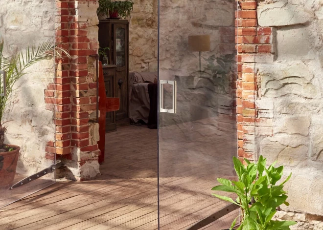 Oriģināla ideja: stikla durvis senā kūtī Apē