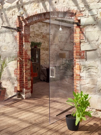 Stikla durvis senā kūtī