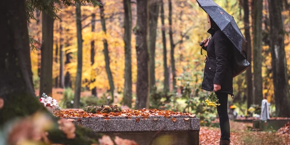 Mūsu kapu kopšanas tradīcijas ir unikālas, un tās iekļautas Latvijas Kultūras kanonā. Aizgājēju godāšana katram latvietim ir teju vai svēta lieta. 