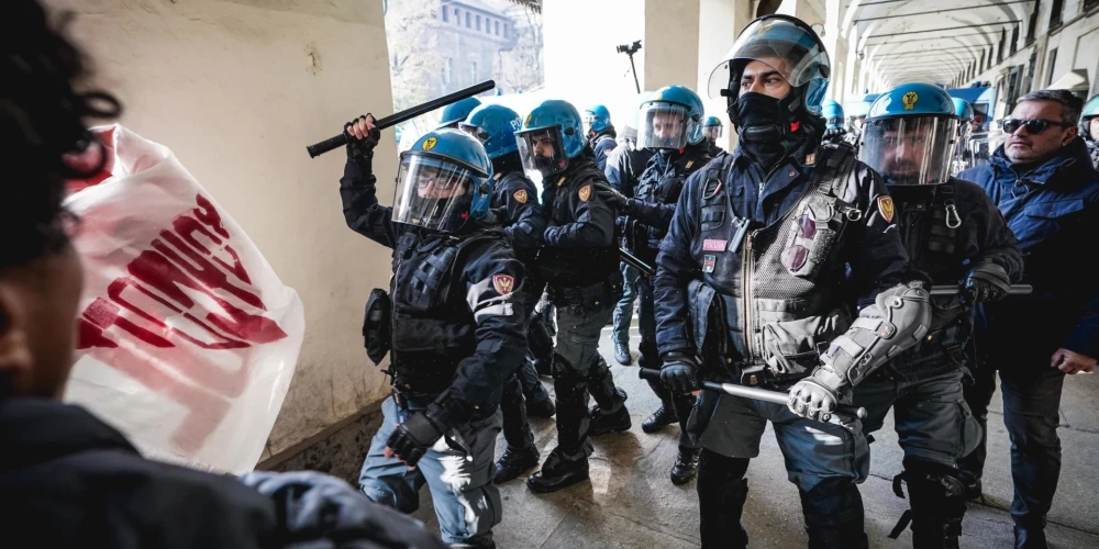 Policistu sadursmes ar studentiem Turīnā