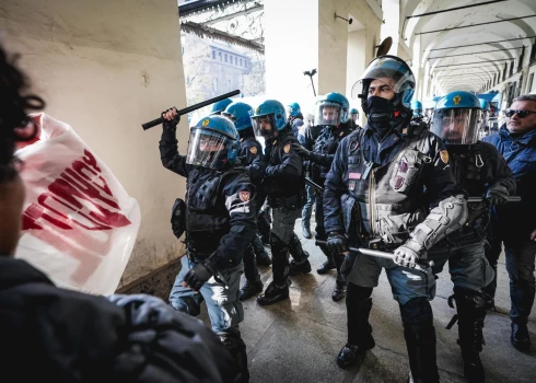 Policistu sadursmes ar studentiem Turīnā